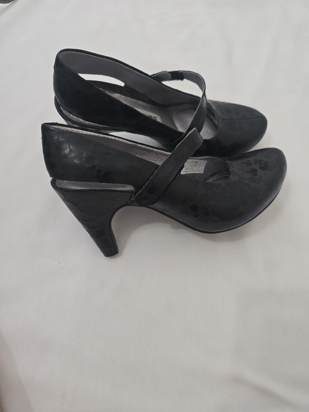Tsubo Black Textured Mary Jane Heels with Cross Strap‎ 7.5